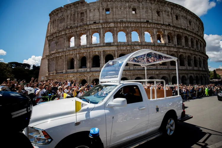 教宗專用座車載著方濟各的靈柩前往聖母大殿，經過羅馬競技場。路透