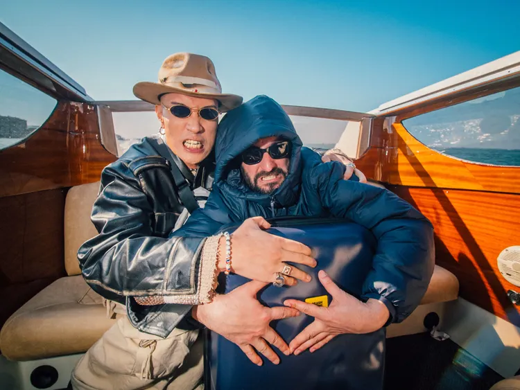 黃宣與行李箱品牌創辦人Francesco Pavia搭船穿梭水都，行李箱差點被丟水裡。圖／Crash Baggage提供