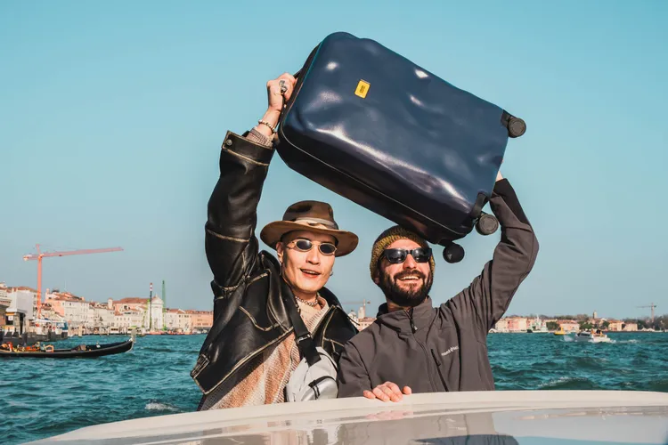 黃宣與行李箱品牌創辦人Francesco Pavia一起遊水都。圖／Crash Baggage提供