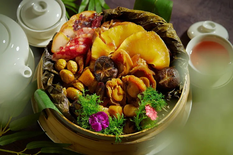 凱華樓中華料理首次推出重達2公斤的限量「帝王魚翅鮑魚粽」，精鮑魚排翅、日本大干貝等頂級食材售價8880元，早鳥預購享9折優惠。JR東日本大飯店台北提供