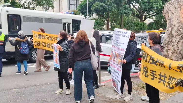 聲援剴剴的媽媽們，對著囚車上的劉彩萱、劉若琳大喊「唯一死刑」。張欽攝