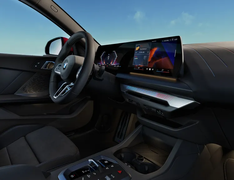 全新BMW 220 Gran Coupé M Racing Edition座艙標配M多功能真皮方向盤、M鋁質菱格紋光影飾板、M三色縫線儀錶檯以及M縫線安全帶，展現細節質感與運動氛圍兼備的座艙美學。業者提供