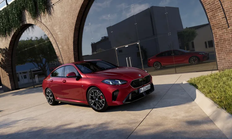 全新BMW 220 Gran Coupé M Racing Edition外觀部分，全面搭載M空力套件、M專屬輪圈及降低車高的M跑車化動態懸吊系統，呈現更具性能感的視覺張力。業者提供