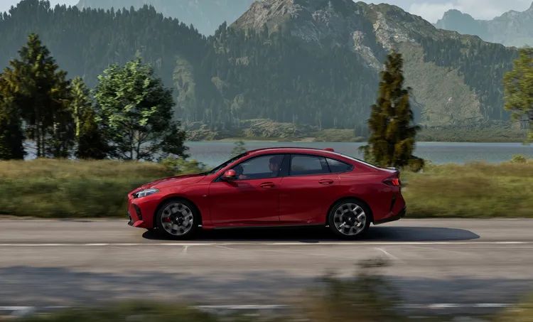 全新BMW 220 Gran Coupé M Racing Edition從內到外皆型塑為極具運動化風格的豪華小型轎跑，動力方面搭載TwinPower Turbo直列三缸汽油引擎，可創造出最高156匹馬力以及最大扭力240牛頓米。業者提供