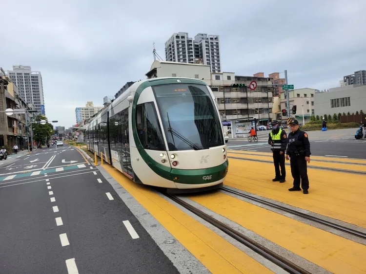 高雄輕軌因這起事故暫時延誤。翻攝照片