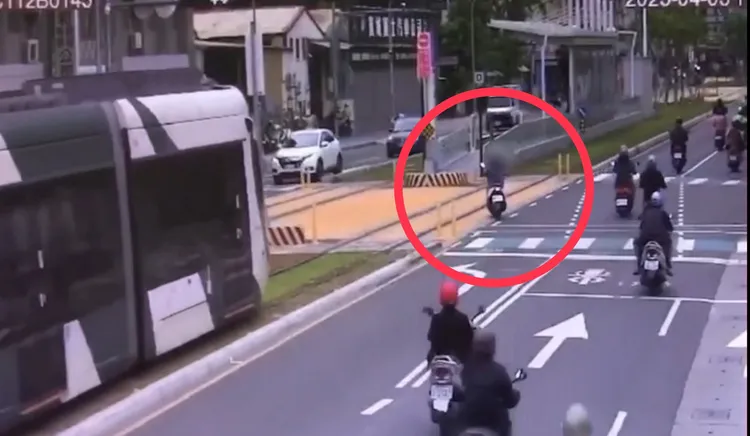 輕軌行經路口應採2段式左轉，盧婦竟直接「鬼切」釀禍。翻攝照片