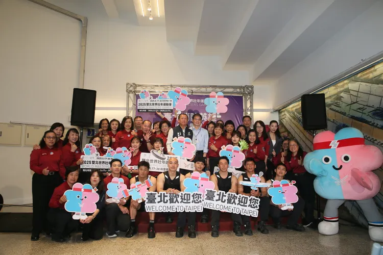 消防猛男與女力代表組成應援陣容。翻攝畫面