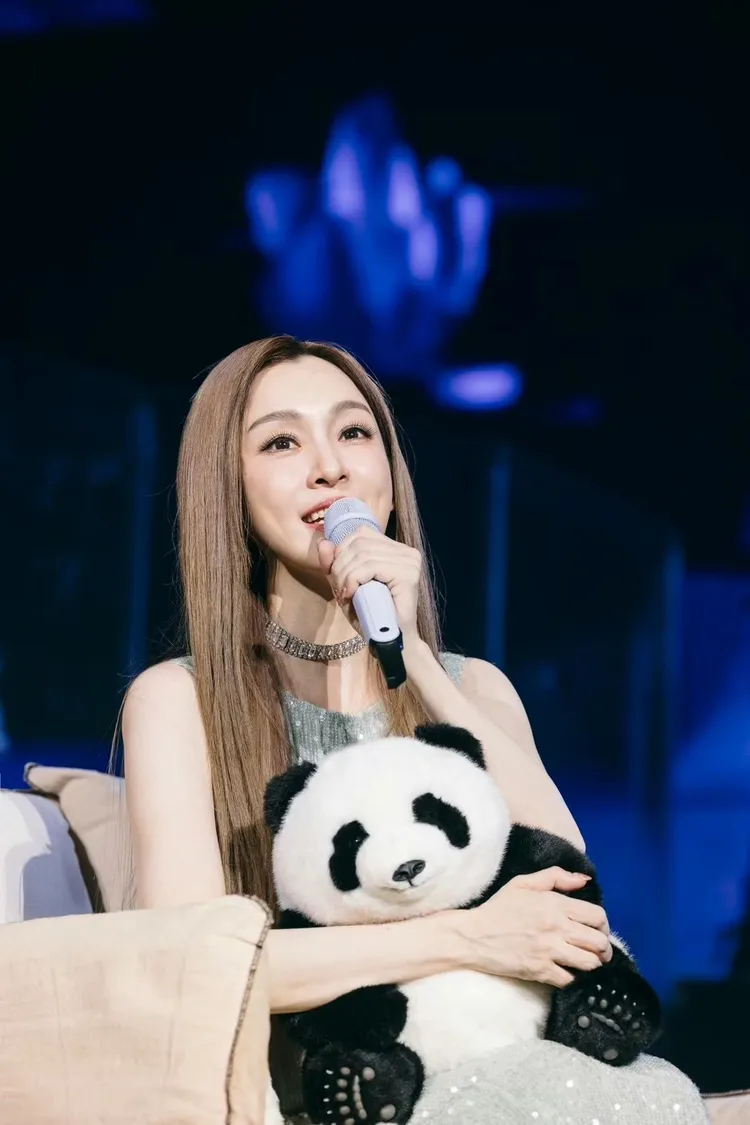 范瑋琪抱著成都特產貓熊開唱。