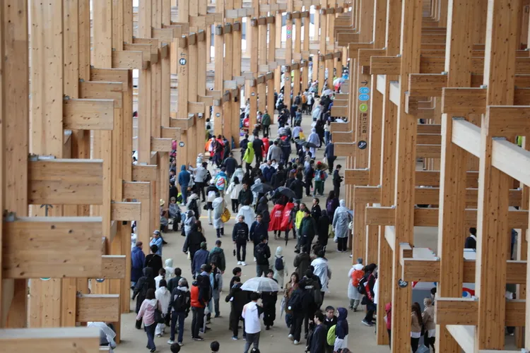 大阪世博會場最具象徵性的木造建築「大屋頂環」由日本新生代建築師藤本壯介操刀，最高處達20公尺，約有6層樓高。 中央社