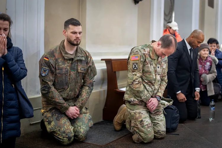 美軍等聯軍為殉難同袍祈禱。美聯社