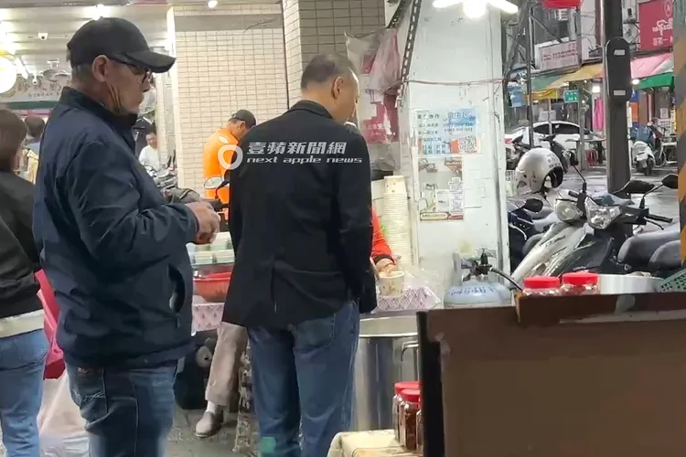 XRSpace創辦人周永明到緬甸街小吃店買魚湯麵、金山麵、小菜外帶。特勤中心攝