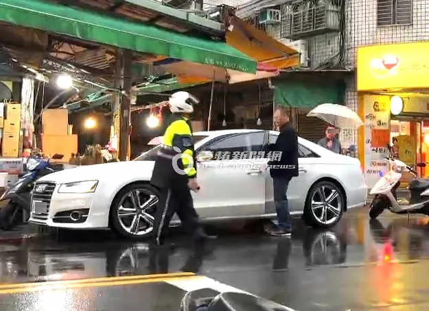 周永明點菜到一半急匆匆走回車上移車。特勤中心攝