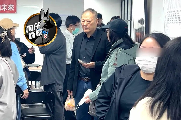 周永明關懷緬甸大地震活動結束，提著一袋緬甸家鄉美食。特勤中心攝