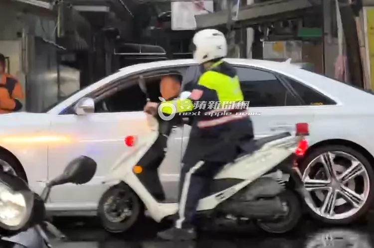 周永明上車與警察溝通。特勤中心攝