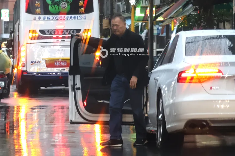 周永明開車到中和華新街回味家鄉味緬甸小吃。特勤中心攝