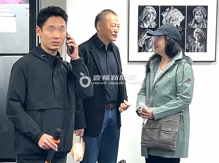 周永明（中）和前來的貴賓打招呼。特勤中心攝