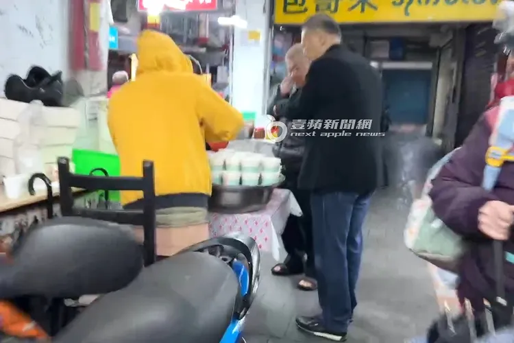 周永明當天冒雨在「包哥來」緬甸小吃店點餐外帶。特勤中心攝