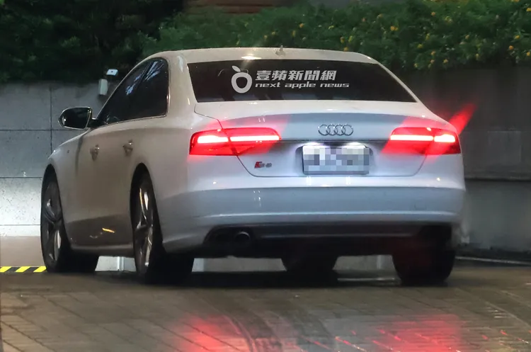 周永明駕車回到位於中正區屋齡18年、每坪均價150萬元、總價近2億元的豪宅。特勤中心攝