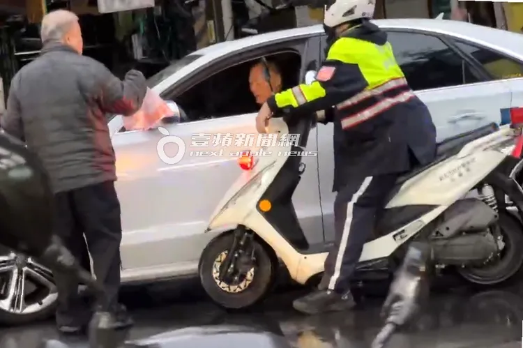 「包哥來」緬甸小吃店老闆冒雨熱心幫周永明外帶的魚湯麵、金山麵和小菜帶到車上。特勤中心攝