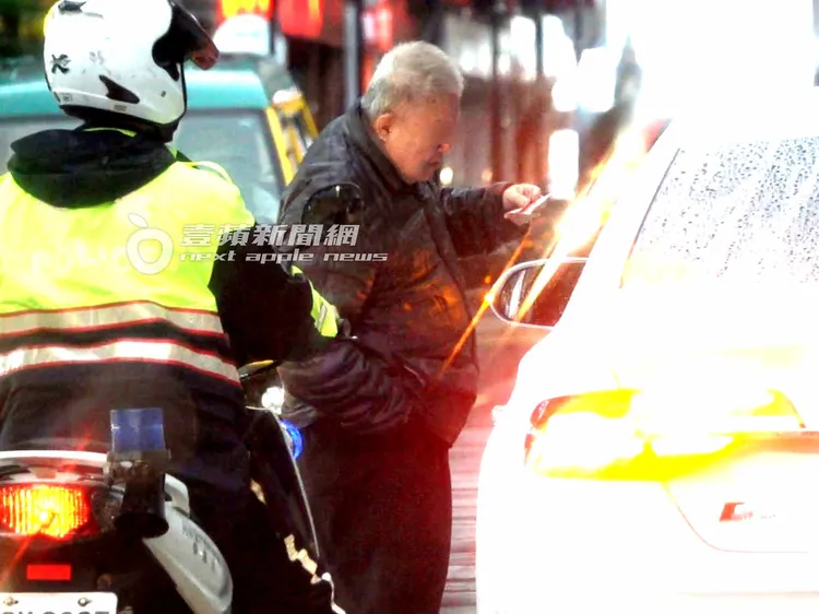 周永明拿出鈔票付錢，老闆身上也自備零錢找零。特勤中心攝