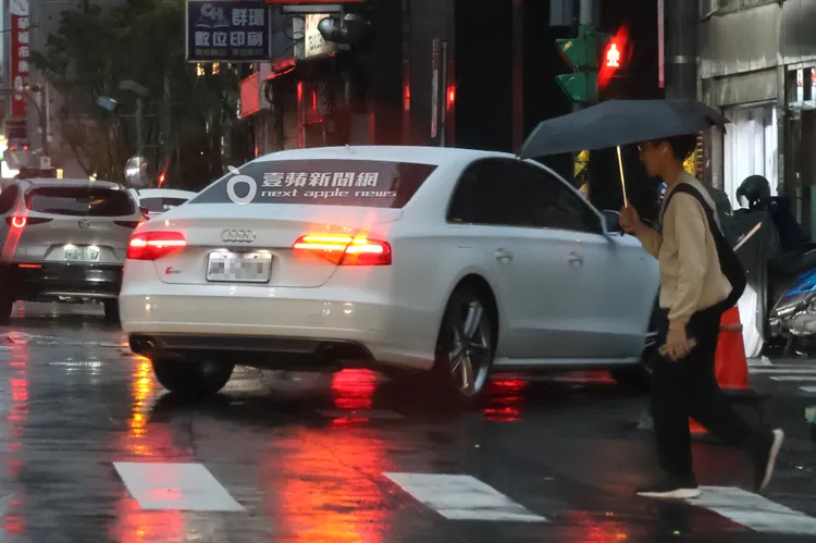 周永明接過食物便油門加速，闖紅燈轉彎，回到價值近2億元的豪宅。特勤中心攝