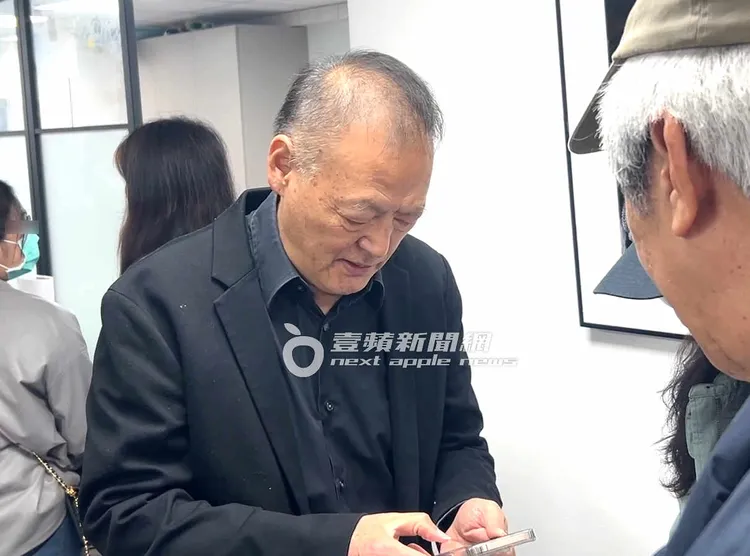 周永明和現場來賓交換聯繫方式。特勤中心攝