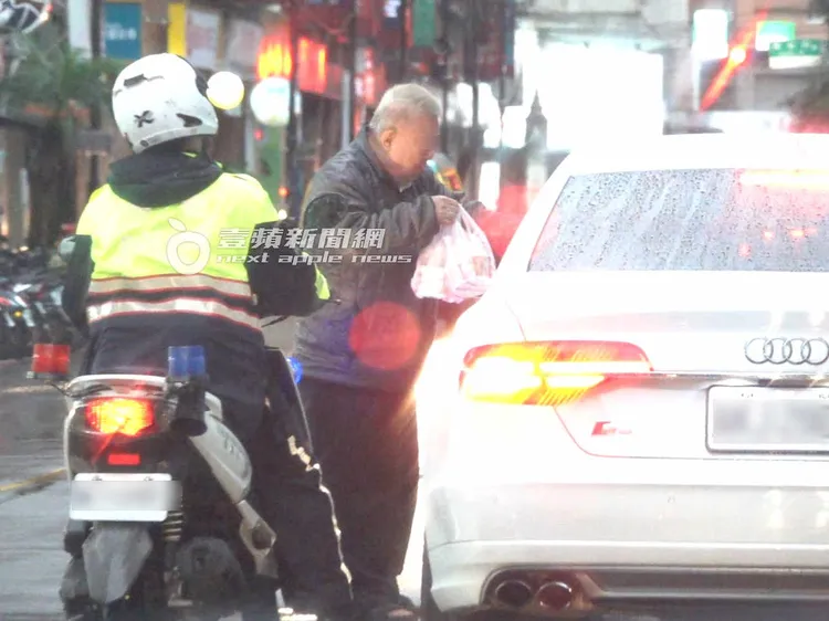 緬甸小吃店老闆特地將他點的餐點打包送到車前。特勤中心攝