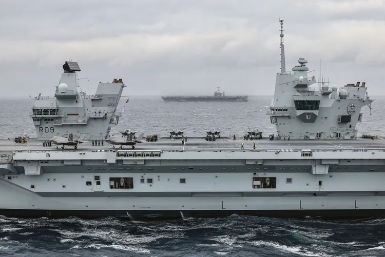 由英國航艦「威爾斯親王號」領軍的打擊群22日展開印太區域行動部署，將搭載英國軍方24架匿蹤第5代戰機F-35B，創英國航艦歷來F-35戰機配置數量紀錄。圖為資料照。 （英國國防部提供） 中央社