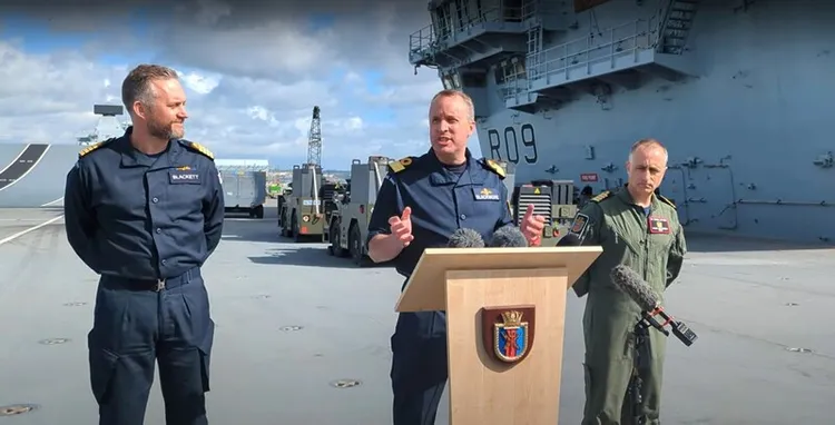 英國航空母艦打擊群22日展開印太區域行動部署，打擊群指揮官布萊克莫爾准將（中）16日在航艦「威爾斯親王號」上舉行的記者會回應中央社關於在南海、台海等爭議水域執行自由航行權的提問時表示，任何行動選項都有可能。 中央社