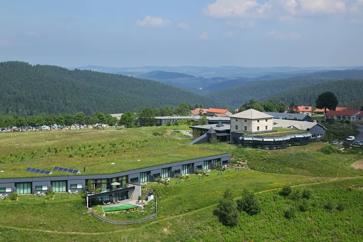 Chef Marcon 餐廳位於天然資源豐沛的聖博內勒弗魯瓦(Saint-Bonnet-Le-Froid)為家鄉帶來絡繹不絕人潮。業者提供