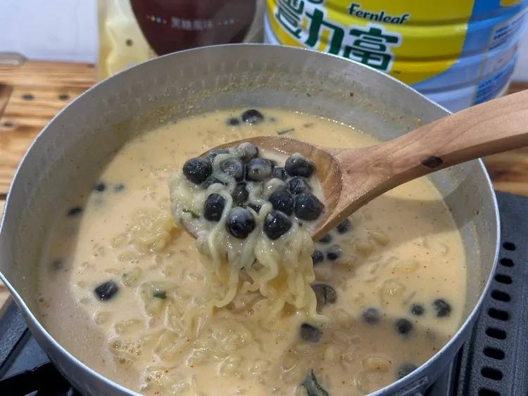 網友認為奶粉加泡麵好吃，但加珍珠就有點詭異。翻攝「Costco好市多 商品經驗老實說」臉書