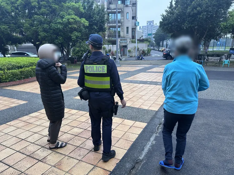 媳婦接到警方電話，立刻騎機車出門要接婆婆回家。翻攝畫面