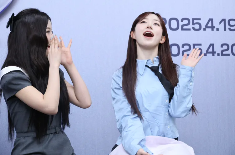 海嫄（右）在圭珍的幫助下，示範「露比醬～嗨」。攝影中心攝