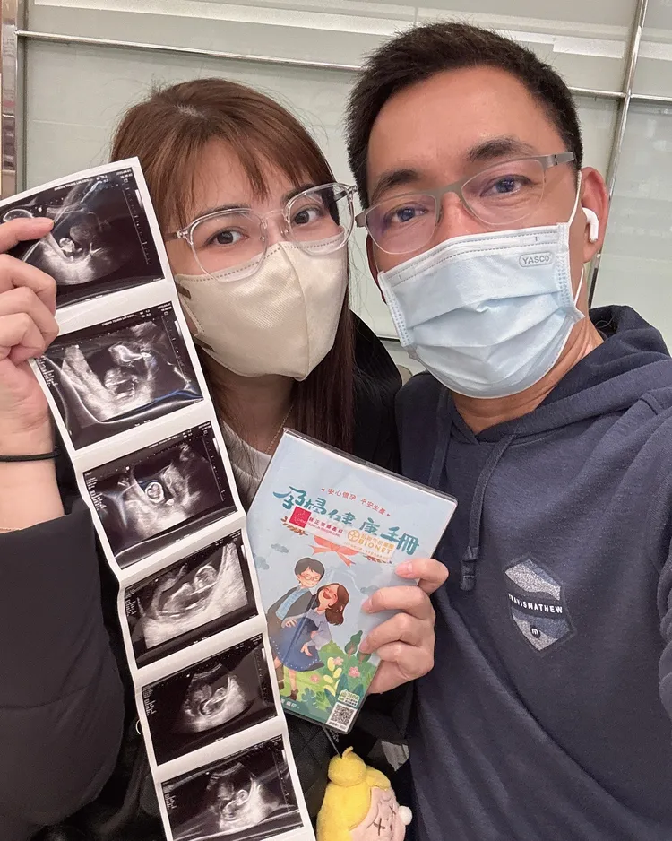 樓心潼和老公開心拿著二寶的超音波照。翻攝自樓心潼臉書