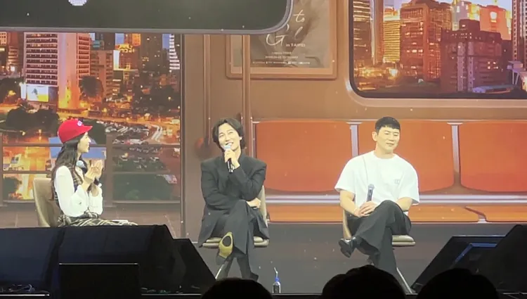 金南佶（中）把發聲老師請來台，被念吃太多零食，唱歌會卡住。讀者提供