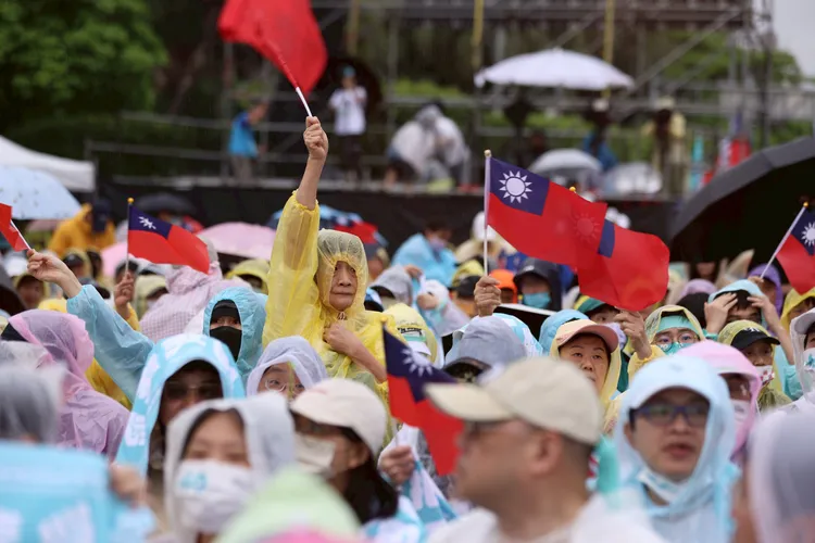 426凱道遊行活動，民眾手持國旗揮舞。彭欣偉攝影