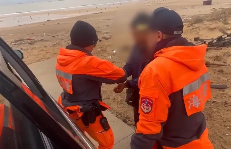 鄭南被海巡人員上銬帶走，報請金門地檢署指揮偵辦。翻攝畫面