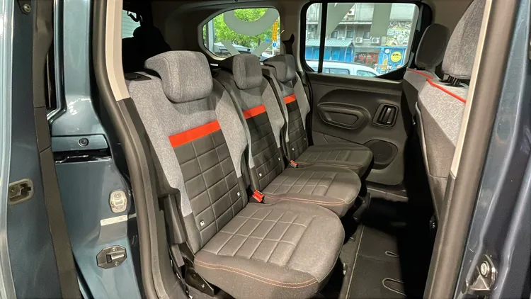 第二排同樣配置三張獨立座椅，每位乘客都有獨立空間。林浩昇攝