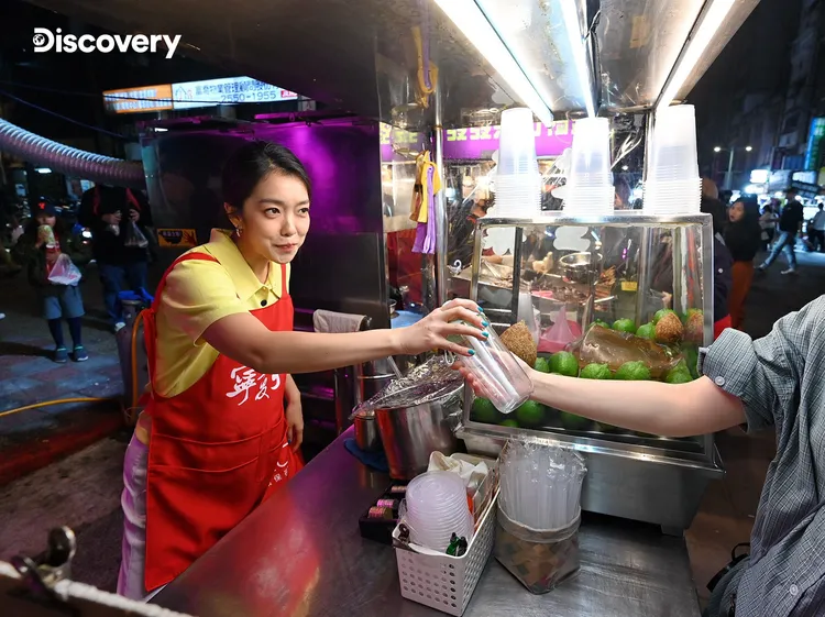 大霈飾演愛玉攤老闆娘，分享環保加量不加價省錢妙招。Discovery提供