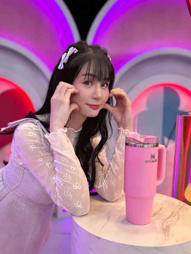 「啦啦隊女神」短今愛用全新春季限定粉色水杯。翻攝短今IＧ