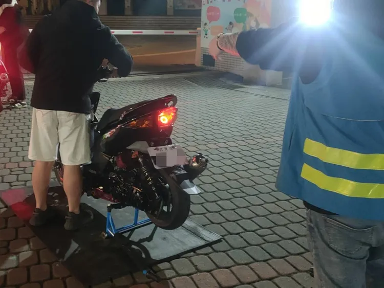 中壢警方取締非認證排氣管。中壢警分局提供