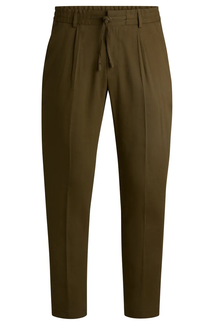 BOSS Selected by Shohei Ohtani橄欖綠色亞麻長褲，7400元。品牌提供