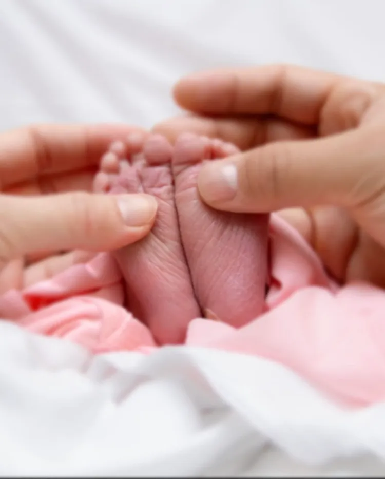 大谷翔平曬出自己與愛妻真美子握著女兒小腳丫的首張合照。翻攝大谷翔平IG