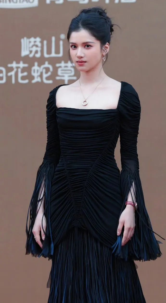 張婧儀也選擇黑色系禮服。翻攝iWarrenS微博