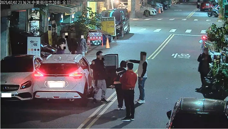 楊嫌偷了車卻不會開，撞上路邊賓士車後被車主等人制伏。民眾提供