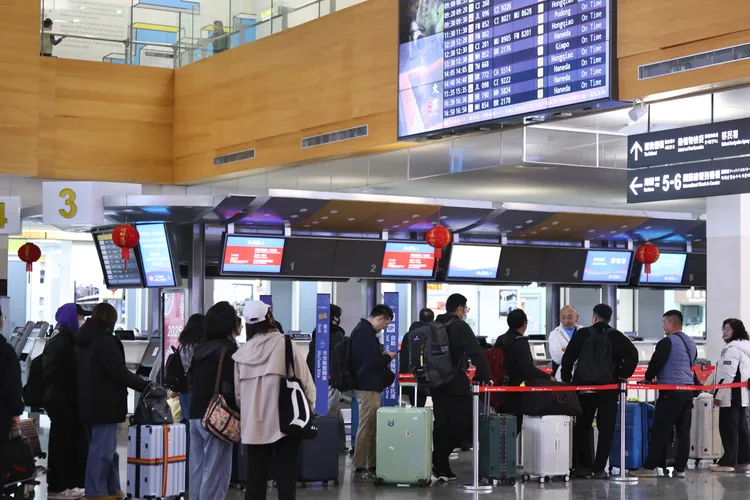 日本3大機場啟用「共同自助通關機」，新航禁用行動電源充電。彭欣偉攝