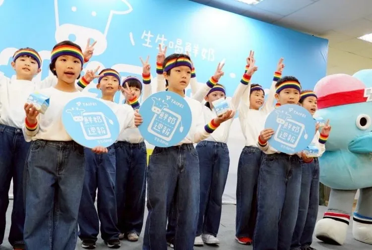 北市學童4月14日起，6大通路可憑學生卡每週兌換1瓶鮮奶或豆漿。台北市政府提供