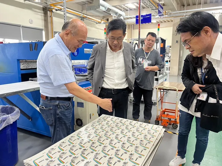 白政忠董事長（左）向台中市經發局長張峯源展示公司產品。民眾提供