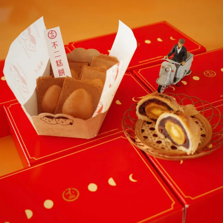 魚刺人的「蛋黃酥雞蛋糕」，則將不二糕餅的鹹蛋黃揉碎後，再用風味細膩的紅豆沙包裹起來。翻攝「魚刺人雞蛋糕」臉書