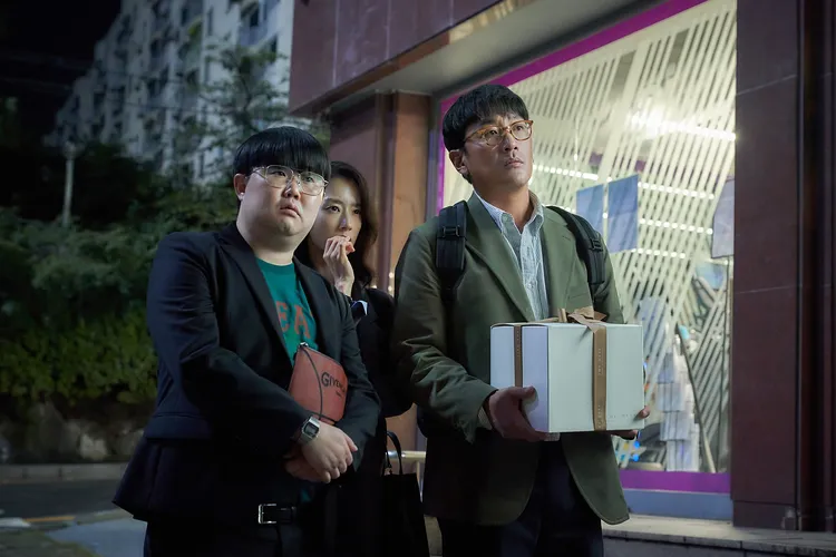 河正宇（右一）在電影中為遊說官員費盡苦心。車庫娛樂提供